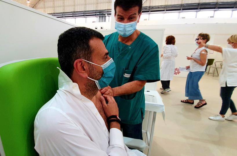 Bari, Decaro si vaccina: «Dai  che ce la facciamo»