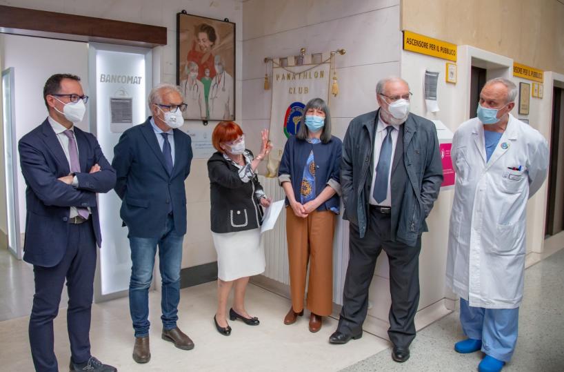 Potenza, un graffito al San Carlo per ricordare gli operatori in prima fila 