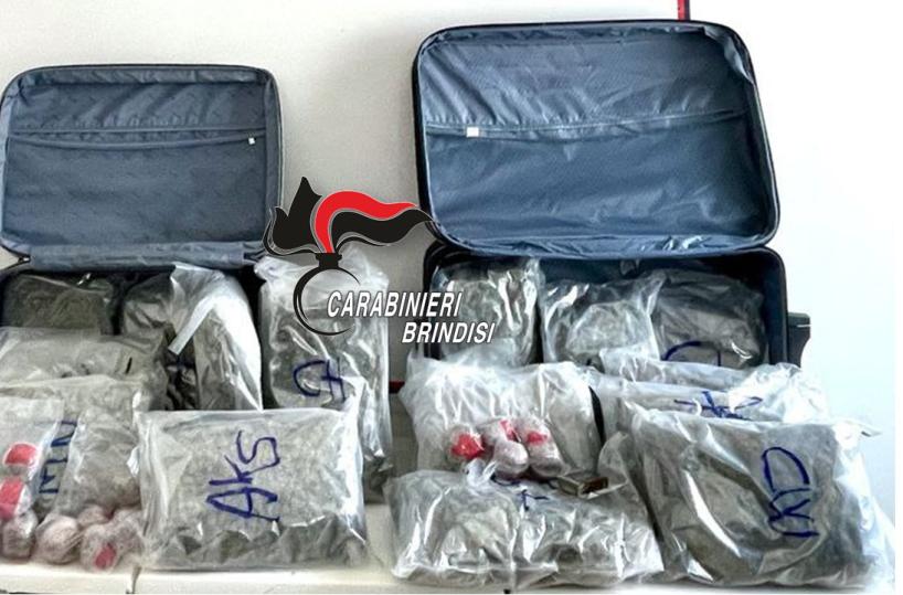 Fasano, alla fermata del bus con 20kg di droga in valigia: due arresti