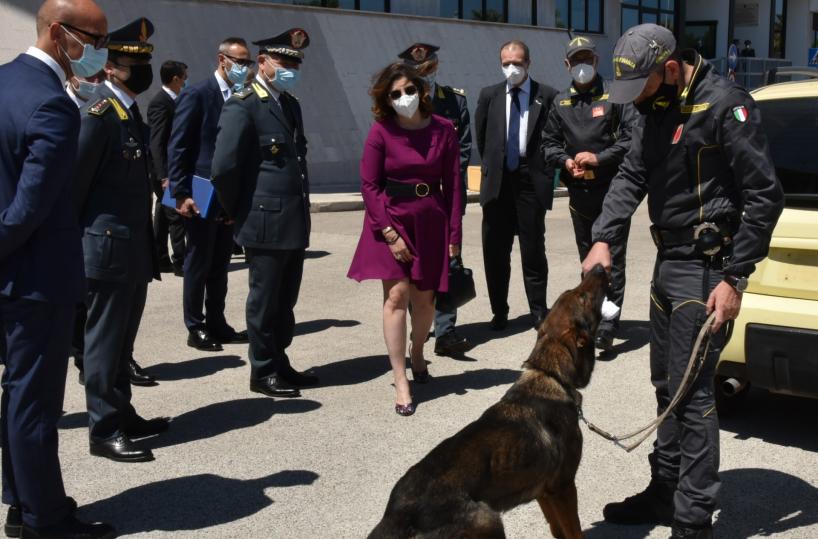 Viceministro Castelli a Bari, visita in caserma GdF: «Siete presidio di legalità»