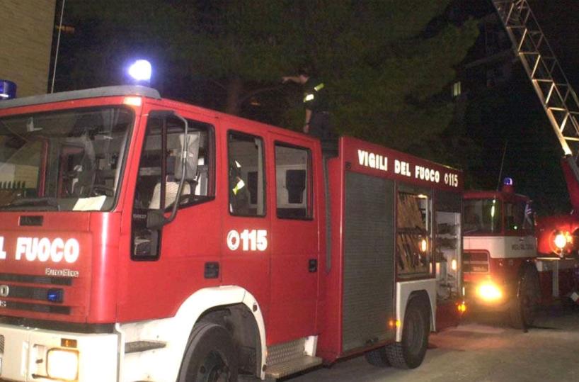 Notte di incendi a Cerignola: bruciata auto poliziotto e rogo in rivendita pneumatici