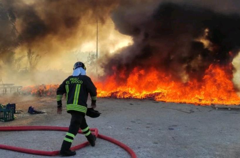 Massafra, incendio in azienda agricola