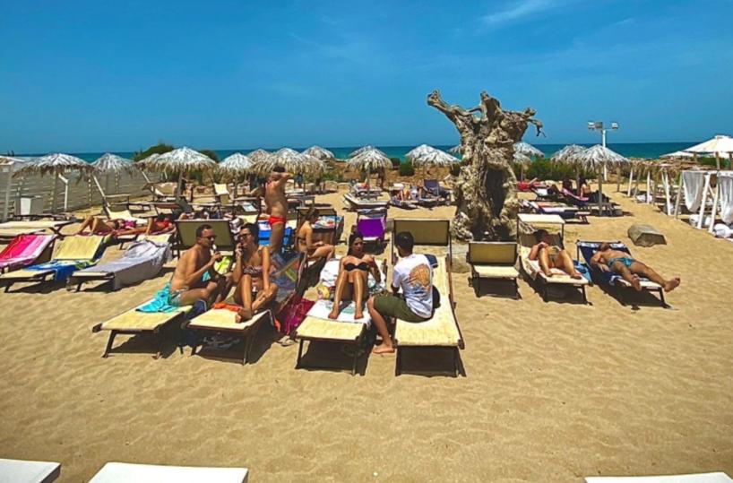 Al mare vicino casa per un posto sicuro: boom di abbonamenti nei lidi baresi