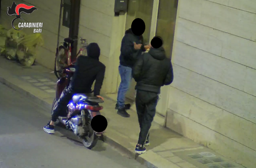 Noicattaro, famiglia vendeva droga in casa a qualsiasi ora: 5 arresti