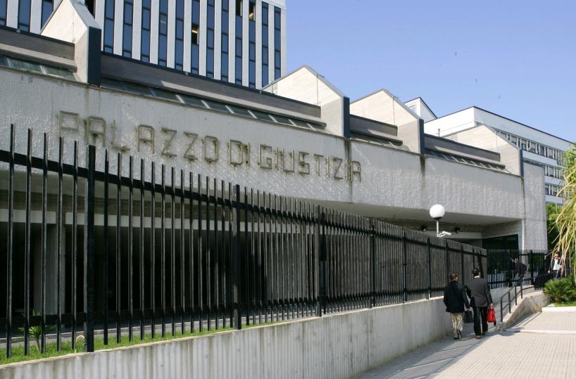 Fasano, li arrestava e poi li mandava dalla fidanzata avvocato: maresciallo cc accusato di abuso d'ufficio