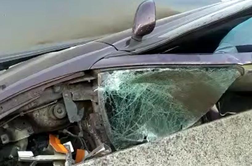 Bisceglie, tir schiaccia auto contro spartitraffico su SS16: traffico deviato