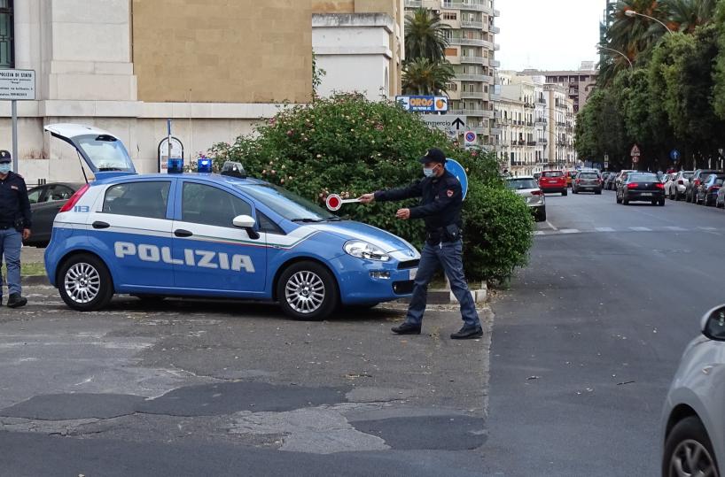 Taranto,  controlli della Polizia di Stato nel Borgo una raffica di denunce
