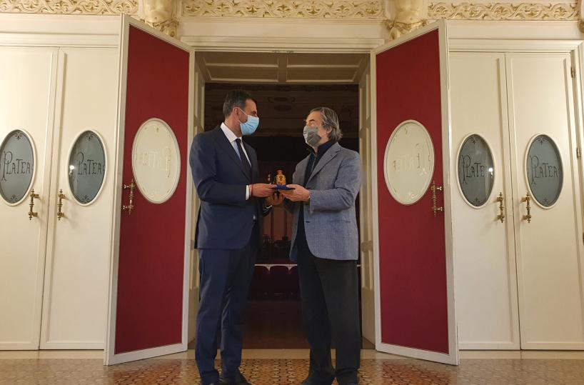Bari, Decaro consegna sacra manna di San Nicola a Riccardo Muti