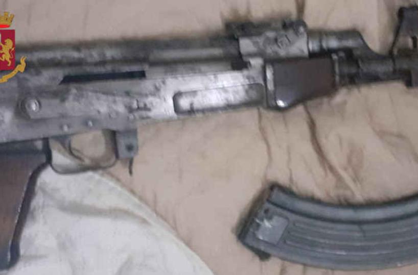 Bari, è ai domiciliari e in casa ha un kalashnikov: 52enne in carcere