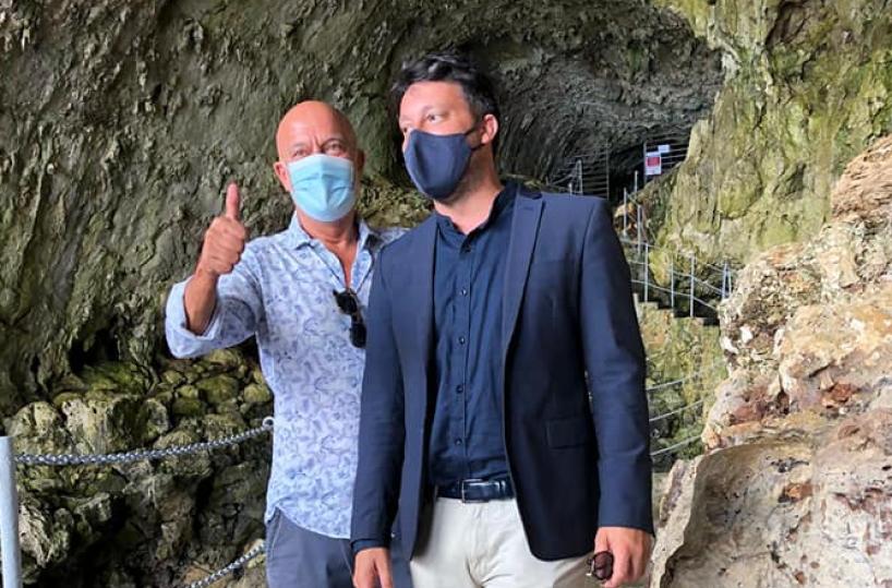 Claudio Bisio a spasso per la Grotta della Zinzulusa a Castro