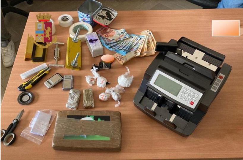 Bari, nell'appartamento 1,3 chili di cocaina: preso