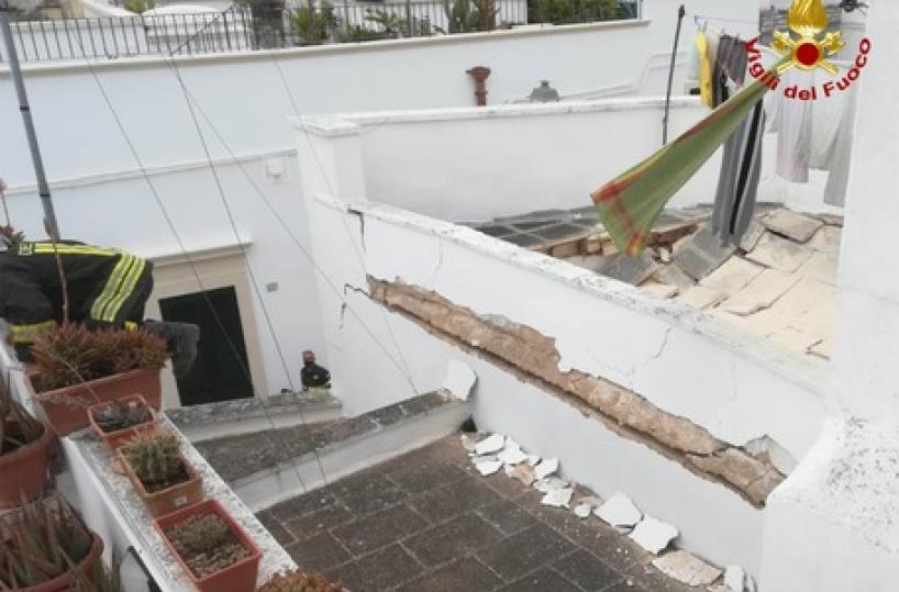 Crolla solaio, famiglia si mette in salvo nel Salento