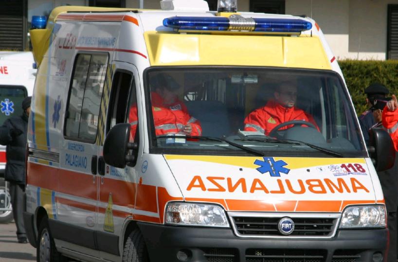 Perde il controllo della moto all'uscita da un rondò: muore a 18 anni nel Barese