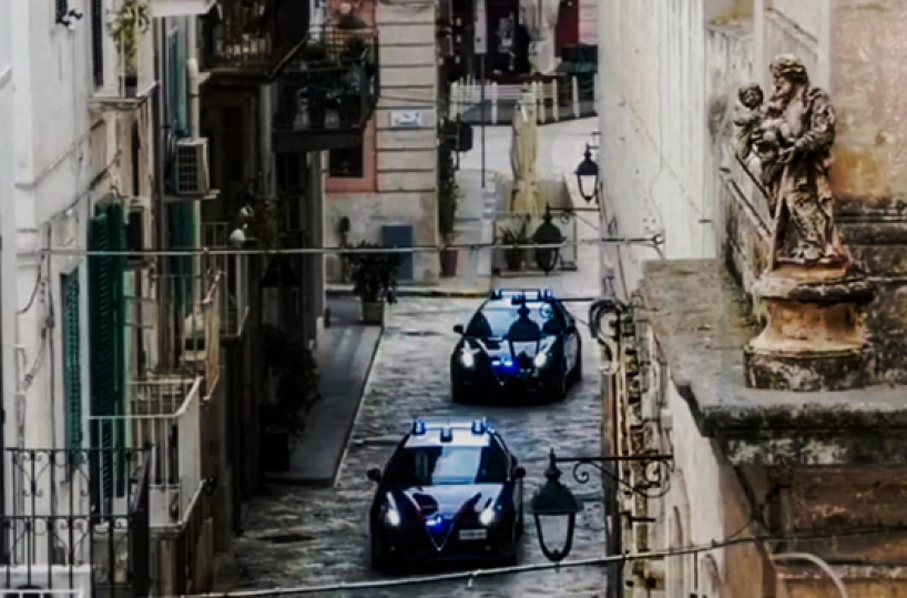 Monopoli, 55enne si tocca le parti intime e molesta una ragazzina fuori da scuola: arrestato
