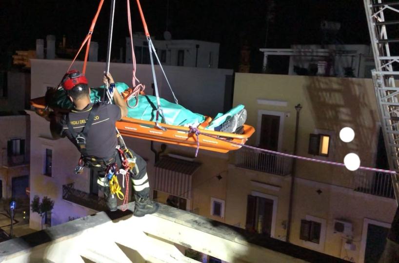 Monopoli, 25enne cade da un terrazzo: soccorso in stile «alpino»