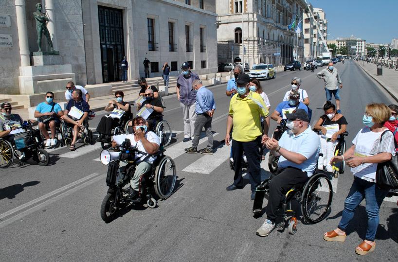 Bari, i disabili occupano la Presidenza della Regione: «Contributi ridotti e assistenza insufficiente»
