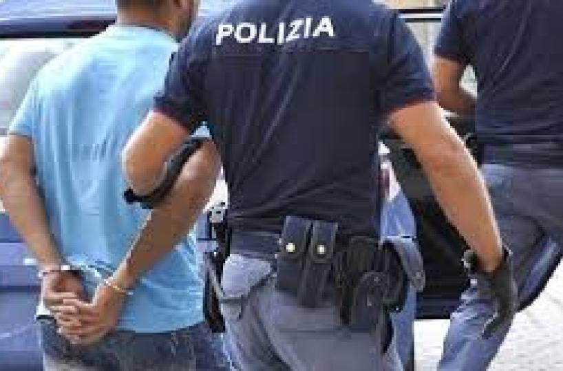 Bari, maltratta la compagna: fugge ma viene arrestato