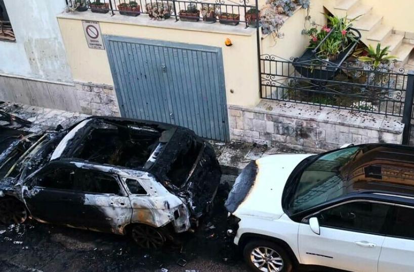 Lecce, misterioso incendio distrugge tre auto 