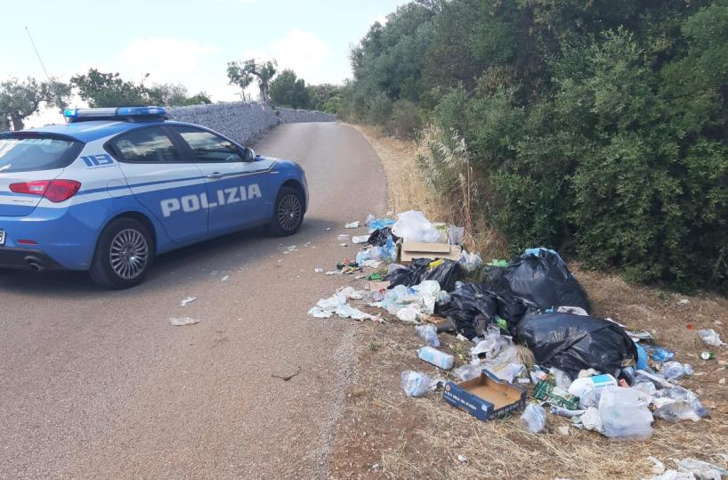 Monopoli, getta spazzatura tra gli ulivi, ma dimentica la sua busta paga: identificato