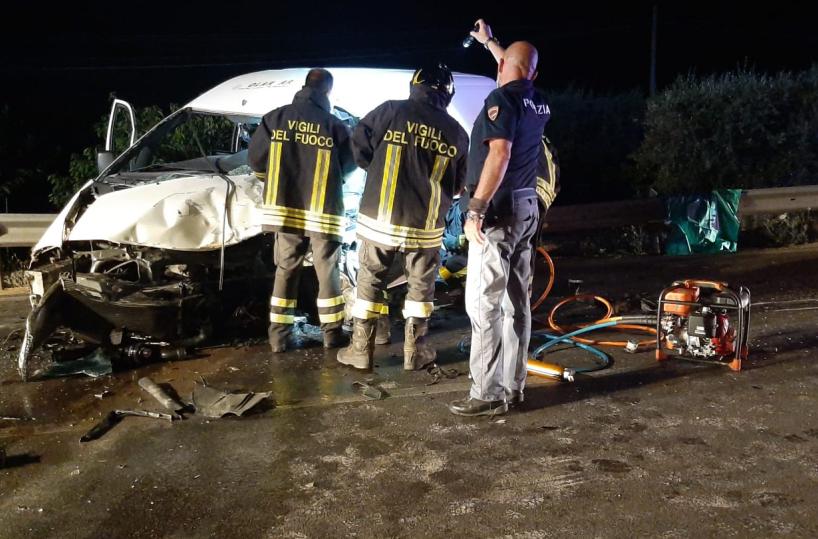 Auto contro furgone: due morti e un ferito nel Barese
