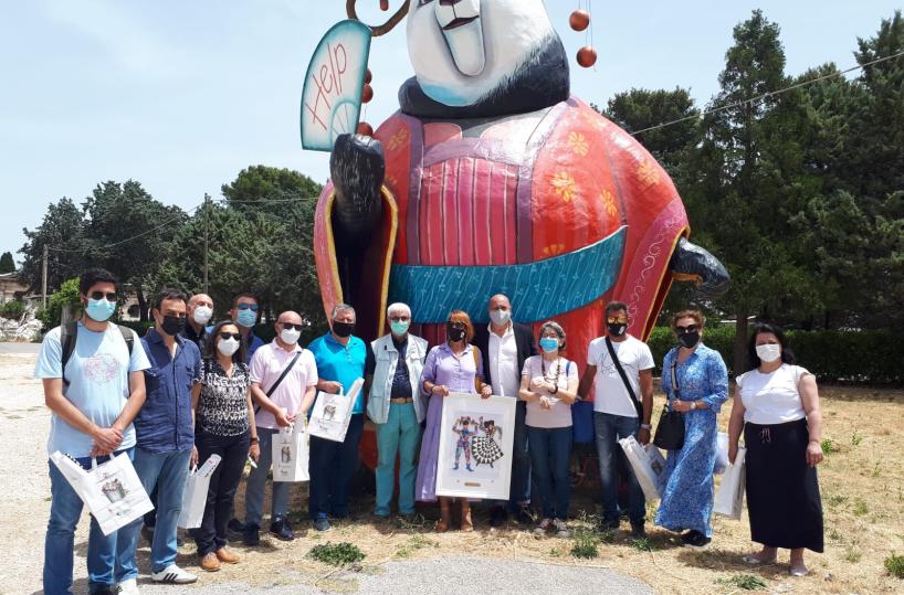 Putignano, i giganti di cartapesta incantano gli ospiti greci