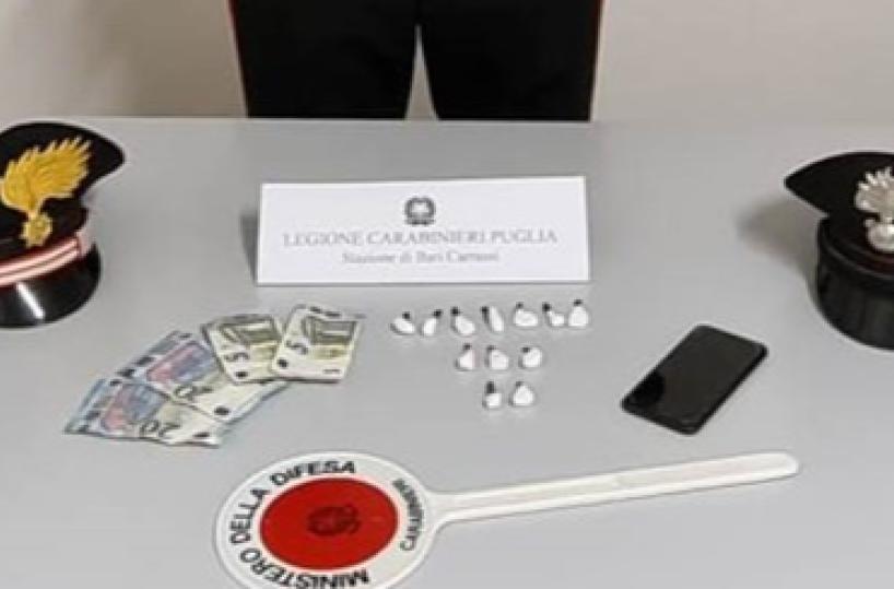 Davanti al Politecnico di Bari con la coca nascosta nella leva del cambio: arrestato