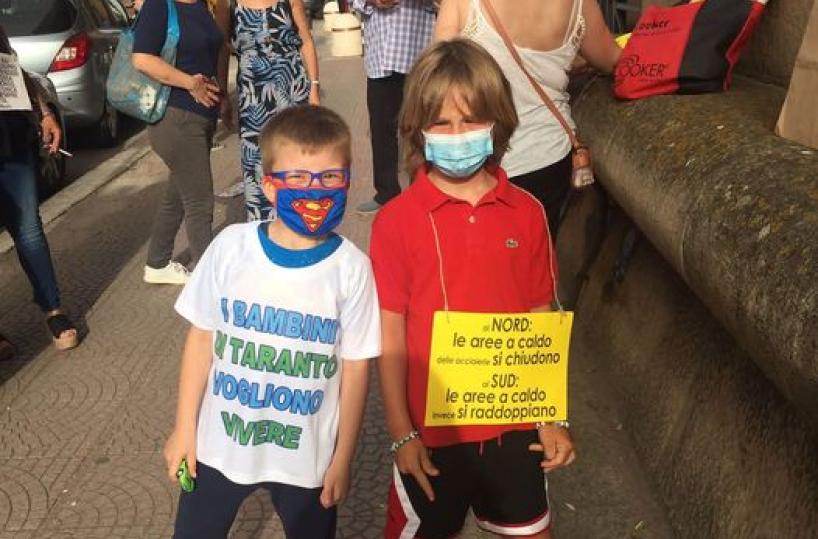 Ex Ilva, sit-in degli ambientalisti, sulle t-shirt lo slogan: «I bimbi Taranto vogliono vivere»
