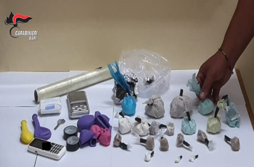 Bisceglie, spaccia cocaina, eroina e hashish nascoste nei palloncini: arrestato
