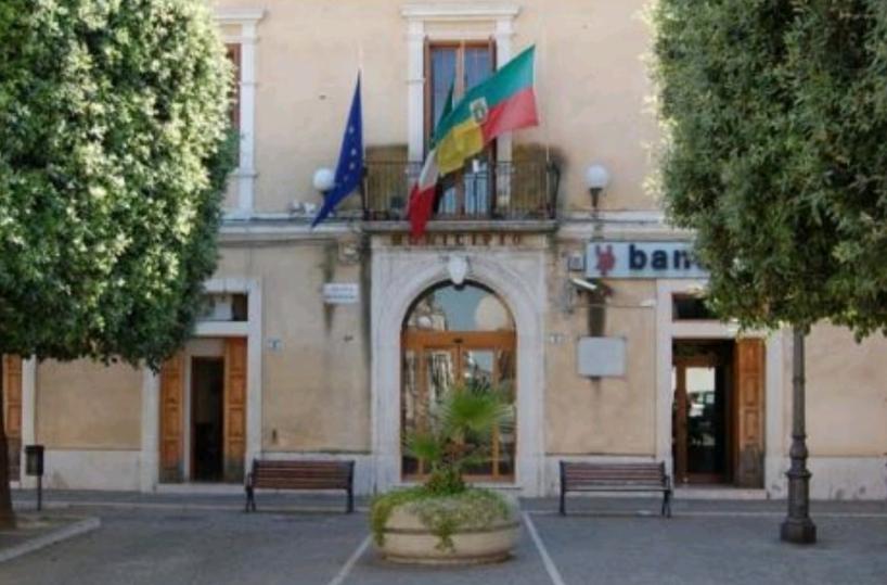 Castelluccio dei Sauri, sindaco chiude locali all'1 per schiamazzi: «Paese di agricoltori che si alzano alle 4 per lavorare»