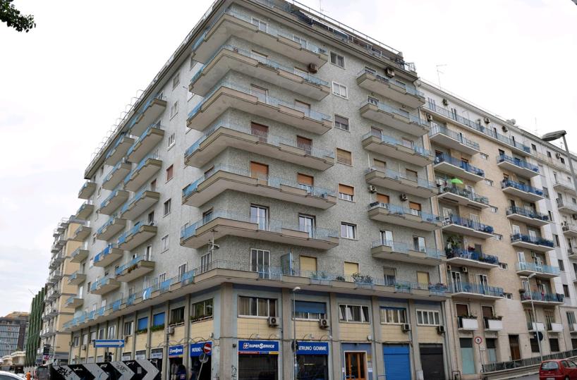 Bari, si sfonda il lucernario: 16enne precipita dal nono piano e perde la vita