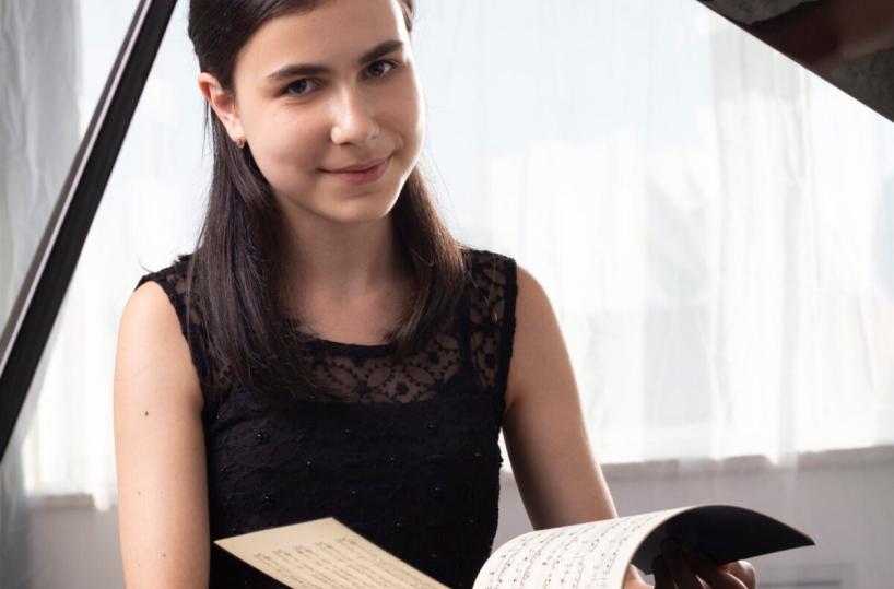 Bari, Ton Koopman condurrà l’Orchestra del Teatro Petruzzelli con la pianista prodigio Dovgan