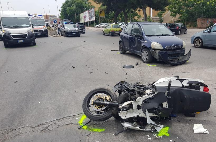 Foggia, scontro tra moto, auto e furgone: gravemente ferito un 15enne