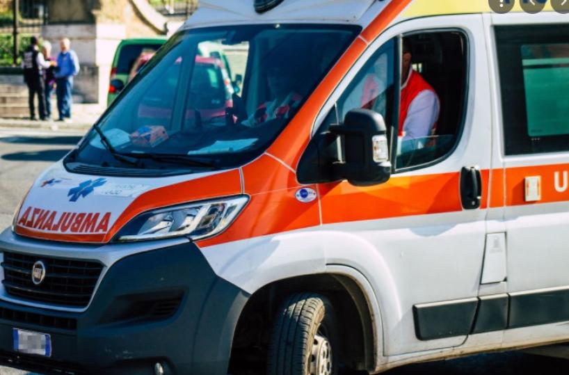 Frontale tra auto e furgone nel Barese: due morti