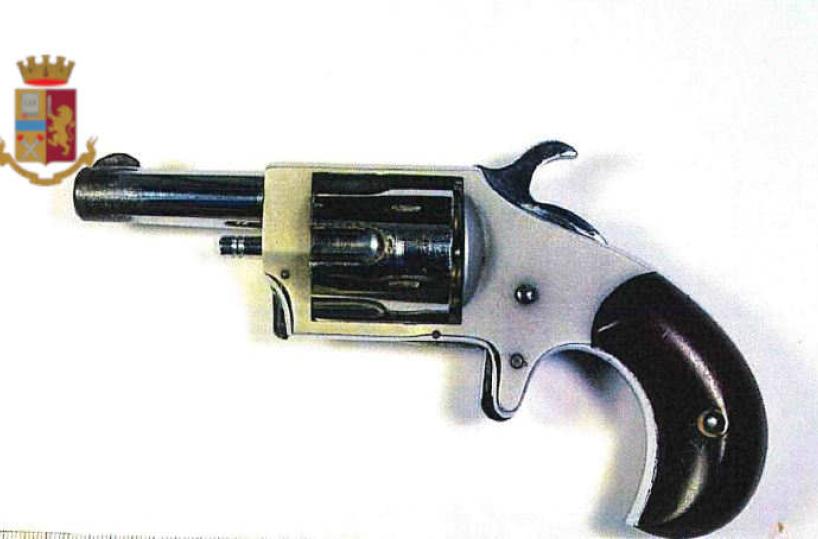 Bitritto, in casa droga e pistola: arrestato