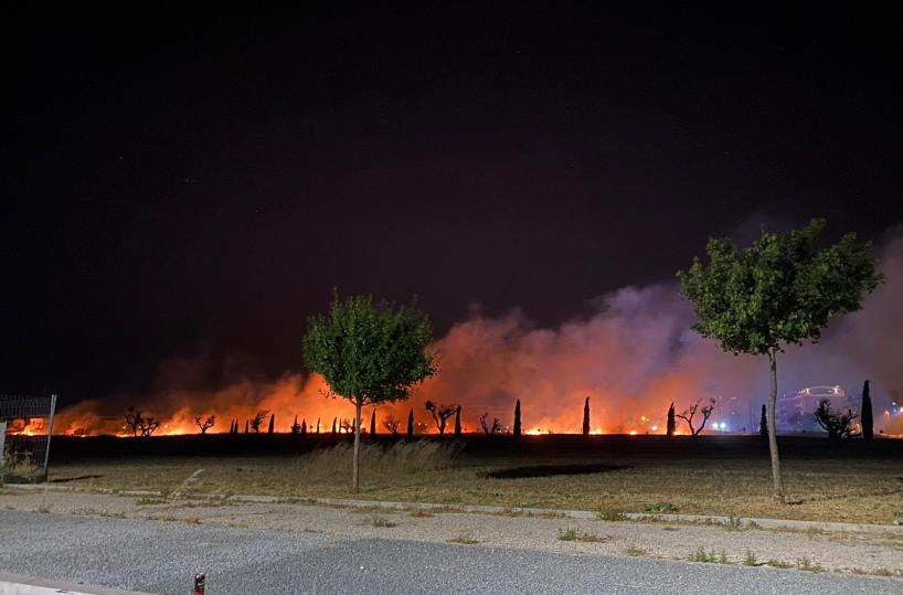 Foggia, fiamme alte e tanta paura in via Giorgio Almirante