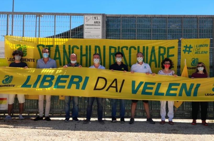 Statte, sit-in di Legambiente: «rimuovere 3mila fusti radioattivi Cemerad»
