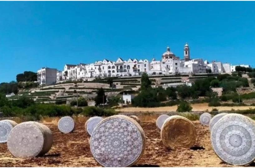 Locorotondo, qui i covoni di fieno sono rivestiti di merletti: l’iniziativa è da cartolina