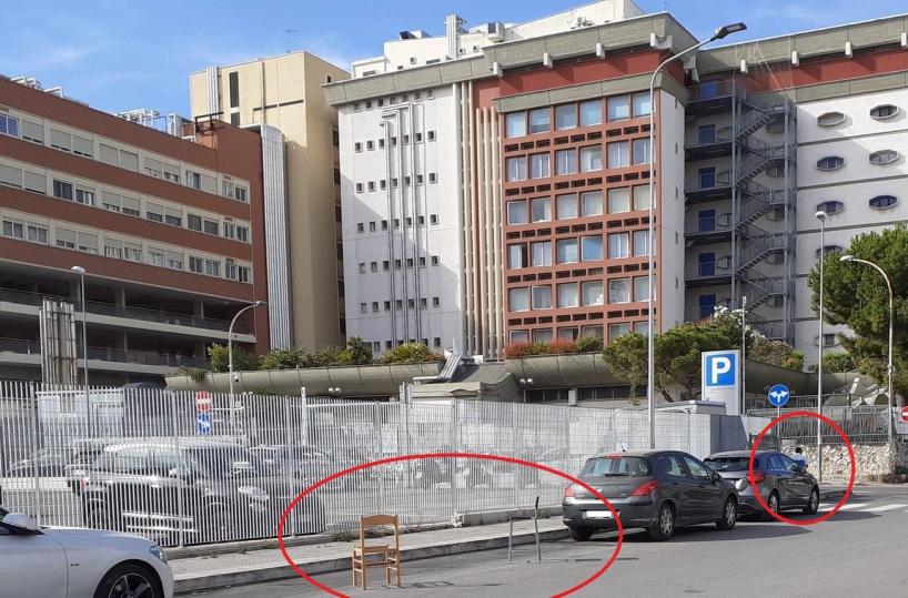 Bari Picone, parcheggiatore abusivo occupa i posti con le sedie: la denuncia