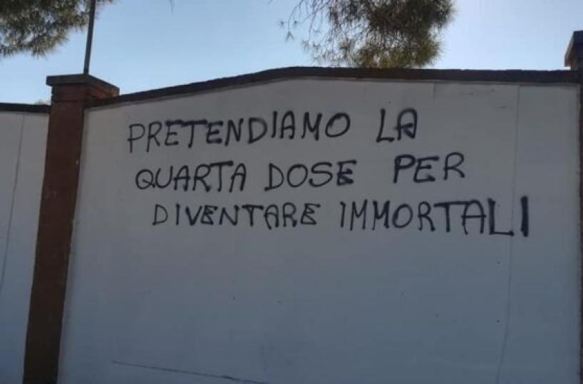 «Quarta dose per diventare immortali», le scritte no vax su muro hub Foggia