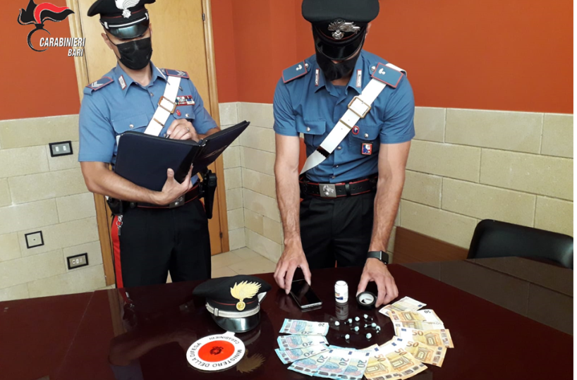 Grumo, cocaina nel barattolo delle vitamine: preso