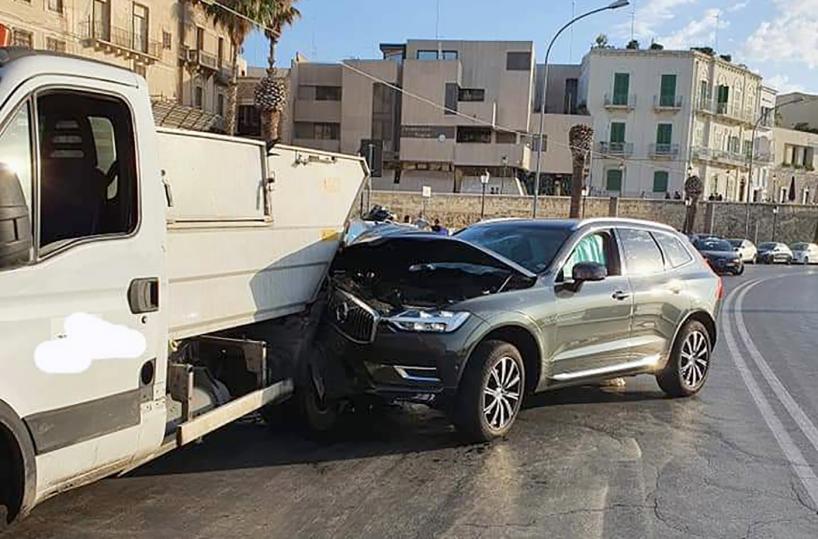 Bari, scontro sul lungomare: conducente auto positivo all'alcoltest