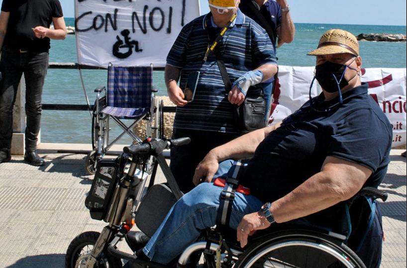 Puglia, disabili  in piazza: pochi soldi troppa burocrazia