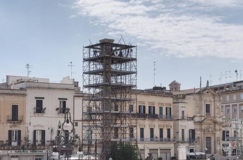 Lecce, smontate le impalcature a Piazza Sant'Oronzo: «Torna a splendere uno dei simboli della città»