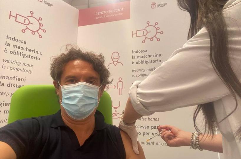 «Troppi i pugliesi non vaccinati: vietiamone l'accesso in luoghi pubblici» 