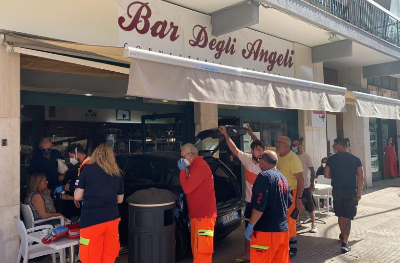Lecce, automobilista finisce nella vetrata del bar