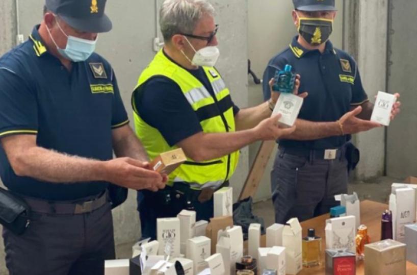 Profumi e scarpe falsificati: scatta il sequestro al porto di Brindisi