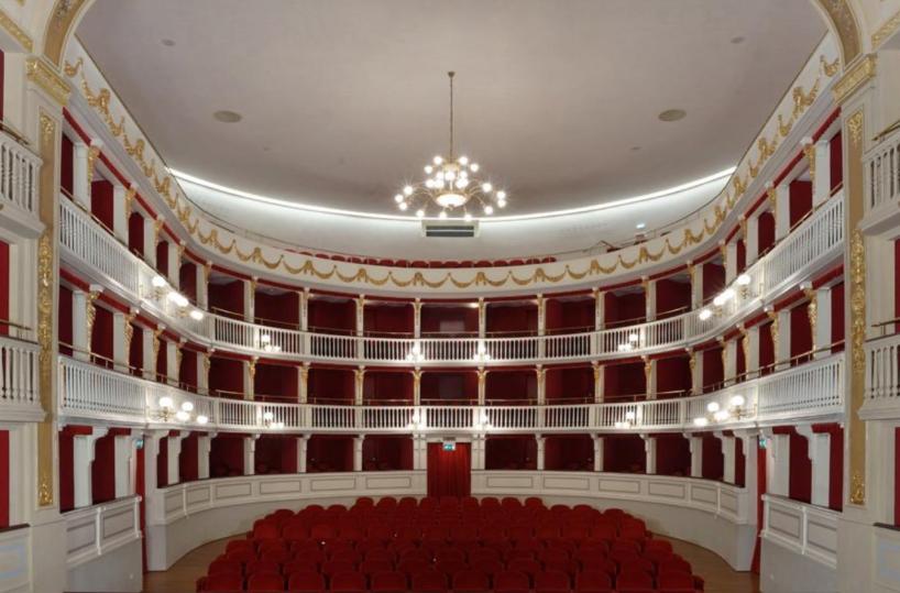 Tanti teatri silenziosi un’offesa agli antenati