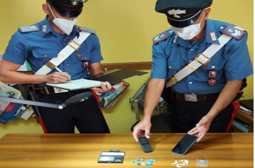 Canosa, lancia la cocaina dal balcone: arrestato