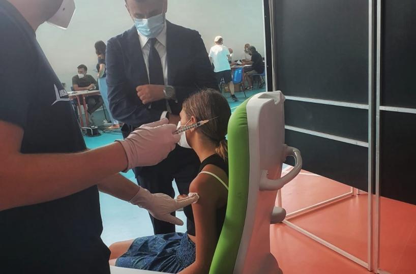 Bari,  Decaro: «Anche mia figlia 12enne Chiara stamattina si è vaccinata