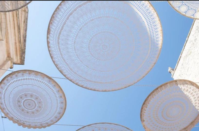 Centrini e merletti al vento, ecco l'installazione da cartolina a Cisternino